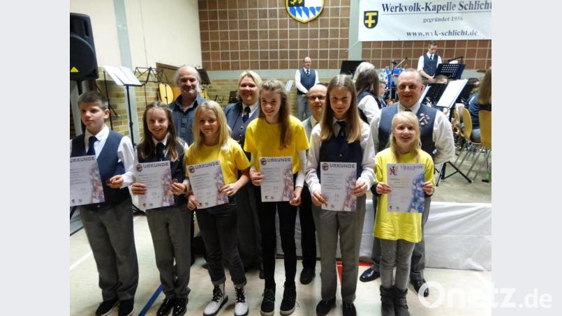 Den erfolgreichen Jungmusikern Simon Weiß, Lilly Gleißner, Leni Sachsenhauser, Lea-Maria Melzig, Susanne Ratzke und Sophia Gradl (vorne von links) gratulierten Kreisdirigent Gerhard Böller, Dirigentin Sabine Kredler, stellvertretende NBMB-Vorsitzender Horst Bauer und Werkvolkkapellen-Vorsitzender Harald Lukesch (hinten von links). Bild: ct