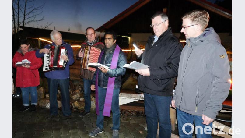 Der Bergknappenverein Stulln/Schwarzenfeld leitete die Mettenschicht mit einer Waldweihnacht ein. Pfarrvikar Joseph Kokkoth (Mitte) gestaltete die besinnliche Feier (von rechts) mit Vorsitzendem Jürgen Ferschl, Vorstandschaftsmitglied der Soldaten- und Kriegerkameradschaft Stulln, Helmut Kramer, sowie den Akkordeonspielern Reinhard Höreth, Ludwig Gerl und Doris Ferschl (links). Bild: ohr