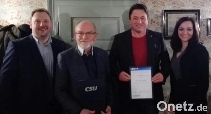CSU-Ortsvorsitzender Mario Rabenbauer (links) und Bürgermeisterkandidatin Margit Bayer dankten Gerhard Hausner (Zweiter von links) und Stefan Müller für ihr Engagement. Bild: Mario Rabenbauer, CSU/exb