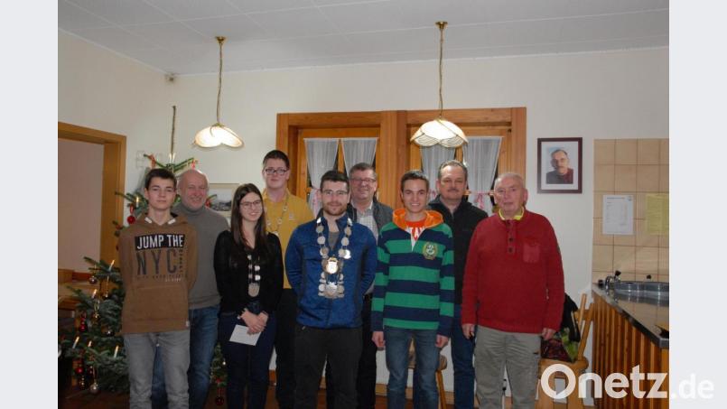 Die Sportschützen Schmidmühlen kürten beim Jahresabschluss ihre neuen Hoheiten (von links): Ritter Lorenz Flieder, Schützenmeister Josef Popp, Schützenliesl Laura Baumann, Jugendkönig Thomas Raschke, Schützenmeister Bastian Schambeck, Bürgermeister Peter Braun, Ritter Torsten Flieder, stellvertretender Schützenmeister Reinhard Höfler und Gauschützenmeister Heinrich Fraunholz. Bild: pop