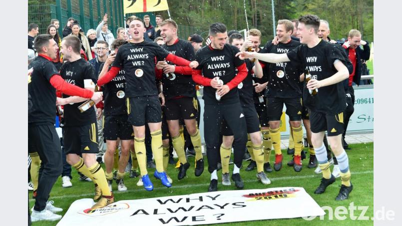 Die SV Grafenwöhr feiert überschwänglich die Bezirksliga-Meisterschaft inklusive Landesliga-Aufstieg. Bild: A. Schwarzmeier