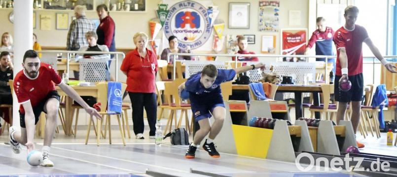 Die Weihnachtspause in der Bayernliga nutzen die Kegler von Fortuna Neukirchen – im Bild Horst Seubert (links) und Christopher Hiltl (rechts) beim Derby zu Saisonbeginn gegen FAF Hirschau – für ein ganz spezielles Spiel. Bild: Ziegler