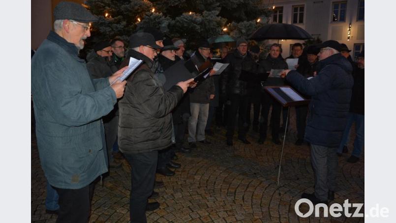 Der Männergesangverein unter der Leitung von Eduard Bauer eröffnete die musikalische Einstimmung auf das Weihnachtsfest. Bild: jr
