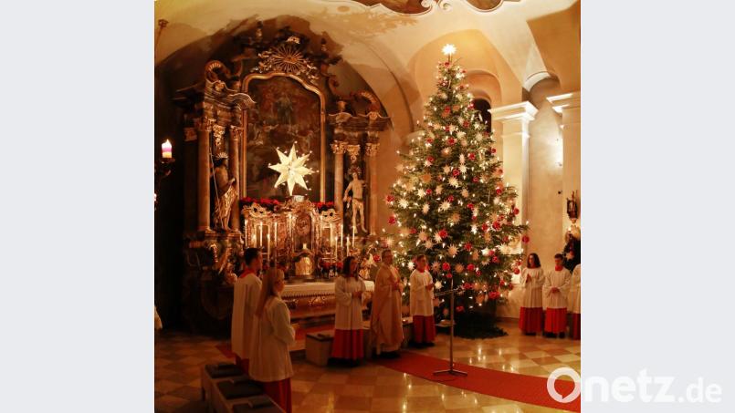 Pfarrer Martin Besold feierte mit den Gläubigen in der Mariä-Himmelfahrts-Kirche die Christmette. Bild: njn