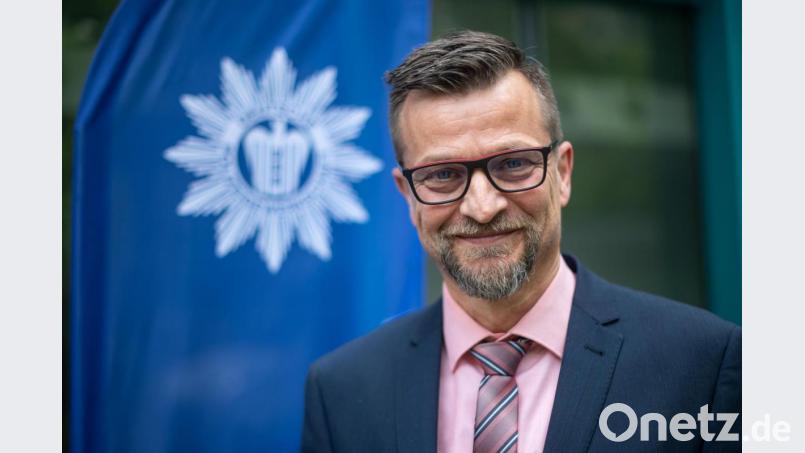 Stefan Pfeiffer, Leiter der Verkehrspolizei Feucht, steht vor einer Fahne mit dem Wappen der Deutschen Polizeigewerkschaft (DPolG). Der Autobahnpolizist Pfeiffer war durch ein Video bekannt geworden, auf dem er Gaffer nach einem tödlichen Unfall auf der Autobahn 6 aufgebracht gefragt hatte, ob sie die Leiche sehen wollten. Bild: Sina Schuldt