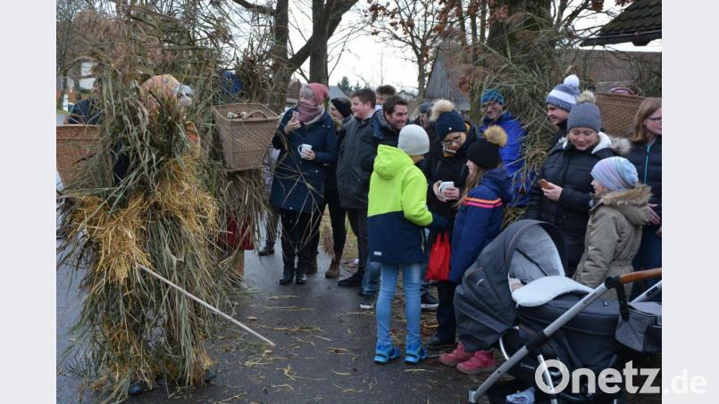 Drei furchteinflößende Spechten machten Heiligabend um die Mittagszeit Pleußen unsicher. Die Dorfbewohner wurden mit wilden Sprüchen, Sicheln, Sensen und Wetzsteinen konfrontiert. Bild: jr