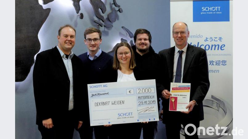 Bei der Übergabe des Schecks waren (von links) Diakon Thomas Vitzthum, die Vorsitzenden der Dekanatsjugendkammer, Timmy Joe Schlesinger, Franziska Lang und Johannes Seckler, sowie Schott-Standortleiter Stefan Rosner dabei. Bild: Schott AG/exb