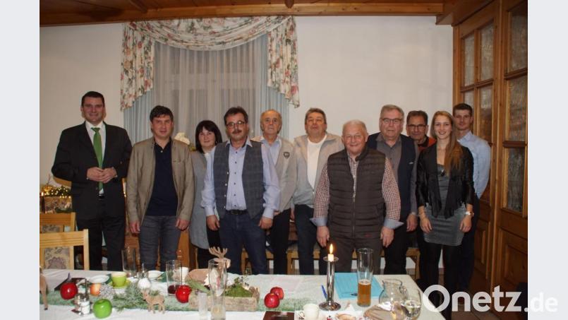 Landrat Thomas Ebeling, die Bürgermeister Gerald Reiter (Stadlern), Birgit Höcherl (Schönsee) und Manfred Dirscherl (Weiding, von links), sowie (von rechts) Dominik Hauser, Mitarbeiter am Landratsamt Schwandorf, und Magdalena Bittner, Verwaltungsgemeinschaft Schönsee (von rechts), bedankte sich bei den Bürgerbusfahrern im Schönseer Land für ihren Einsatz. Bild: mmj