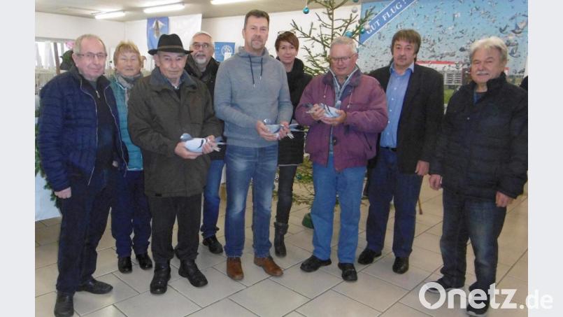 Sie freuen sich über die Erfolge: (von rechts) Manfred Herzog und Willibald Pirzer zusammen mit den Ausstellungssiegern. Als Schirmherr fungierte Bürgermeister Manfred Rodde (Vierter von links). Bild: mab