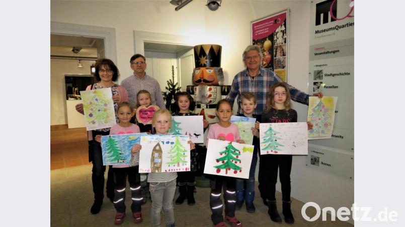 Stolz präsentierten die Kinder ihre Kunstwerke, mit im Bild die Museumsmitarbeiter Erika Rahn und Hans Enslein (von links) und Tom Brankovic. Bild: ubb