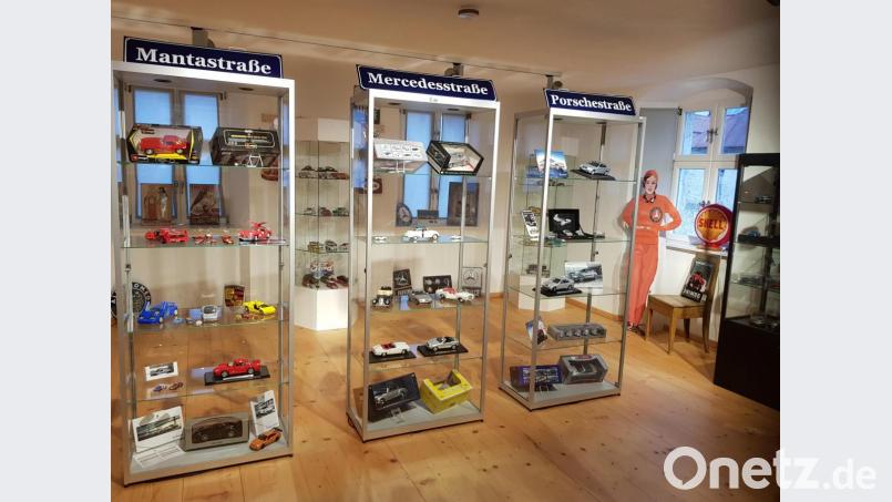 Spielzeugautos in allen Größen und Ausführungen begeistern im Gelebten Museum in Mähring nicht nur Kinder. Bild: hba