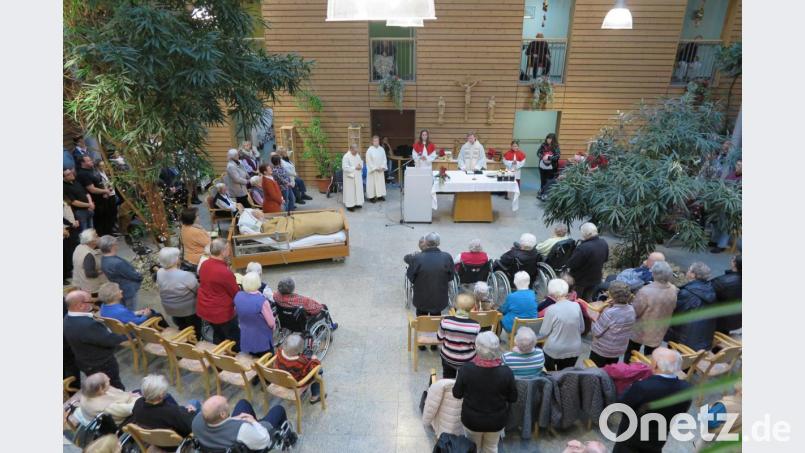 Seine erste Christmette im Haus Falkenstein in Kemnath feierte Stadtpfarrer Thomas Kraus. Bild: jzk