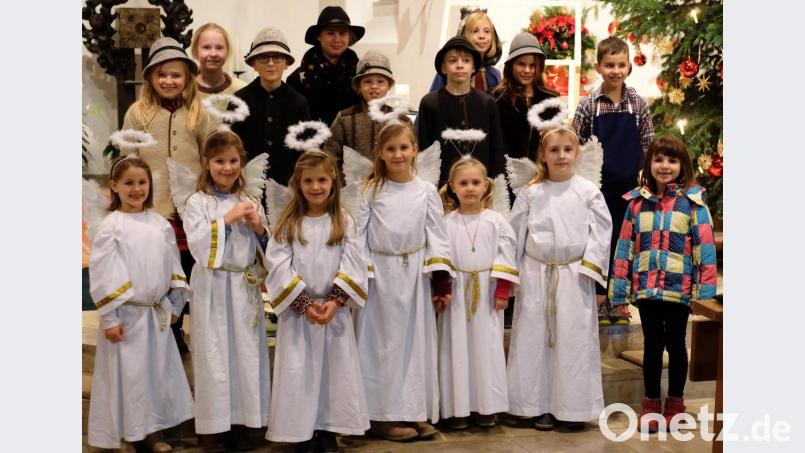 Die Darsteller des Krippenspiels in der katholischen Kirche. Bild: wlr
