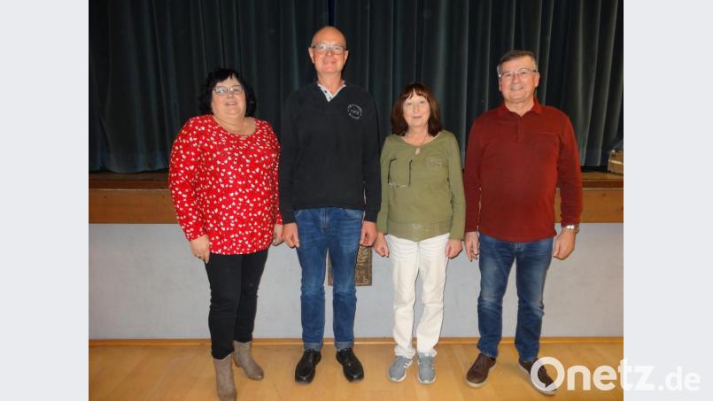 Die Arbeitsgemeinschaft Spina Bifida und Hydrocephalus hat heuer viele Spenden bekommen. Dafür danken nun Vorsitzende Helga Dippel, zweiter Vorsitzender Thomas Lottner, Kassiererin Hanna Hohlrüther sowie Beisitzer Ferdinand Dippel (von links) und versichern, dass das Geld zweckdienlich verwendet wird. Bild: mng