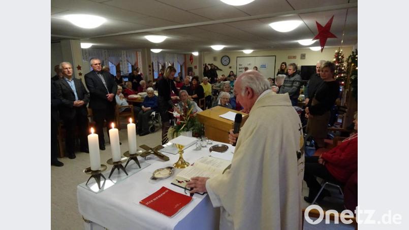 Im Alten- und Pflegeheim Sankt-Johannis-Stift feierten die Heimbewohner mit zahlreichen Gästen die von Pfarrer Josef Höning zelebrierte Christmette. Bild: hm