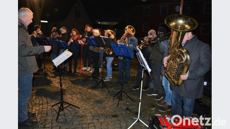 Die Mitterteicher Stadtkapelle umrahmte am vierten Adventssonntag die Feier der Mitterteicher Siedler am Robert-Lindig-Platz. Unter der Leitung von Oliver Lipfert erklangen vorweihnachtliche Weisen. Bild: jr
