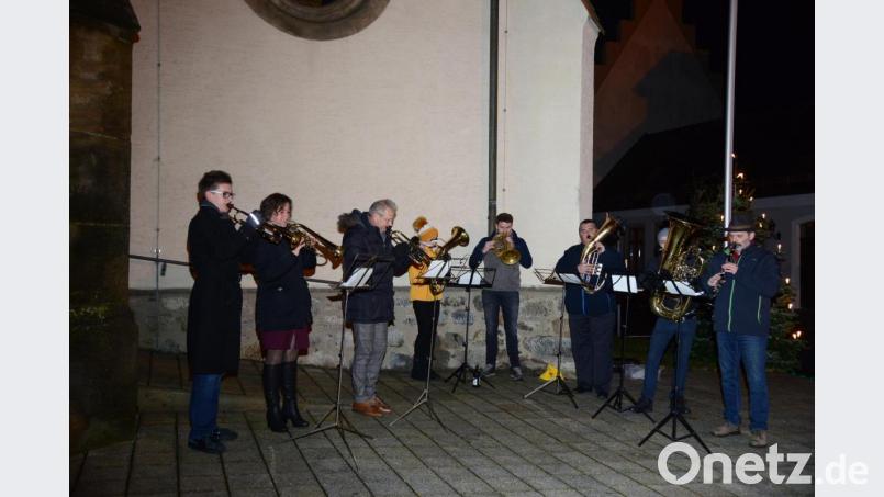 Die &quot;Pleystoiner Bläser&quot; stimmen die Gläubigen auf die Christmesse ein. Bild: bey