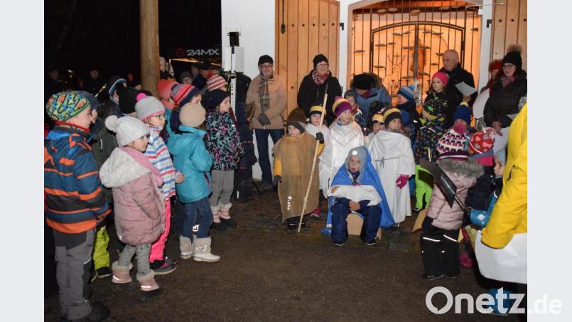 Der Landkindergarten und die Grundschule begrüßten das Christkind an der Barbarakapelle. Bild: bnr