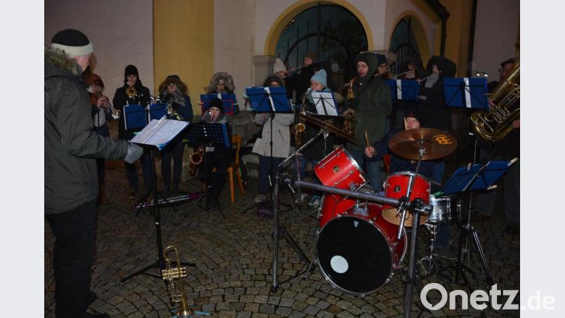 Die Mitterteicher Stadtkapelle unter der Leitung von Oliver Lipfert stimmte instrumental auf das Weihnachtsfest ein. Bild: jr