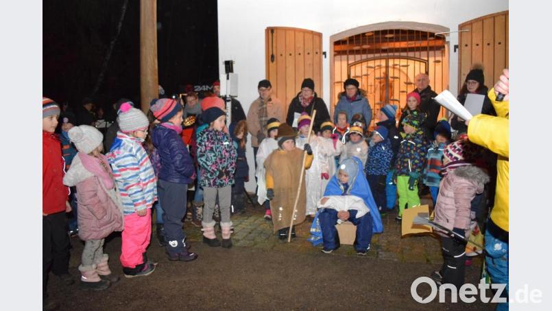 Mit Liedern und einem Krippenspiel stimmten der Landkindergarten und die Grundschule die vielen Besucher auf Weihnachten ein. Bild: bnr