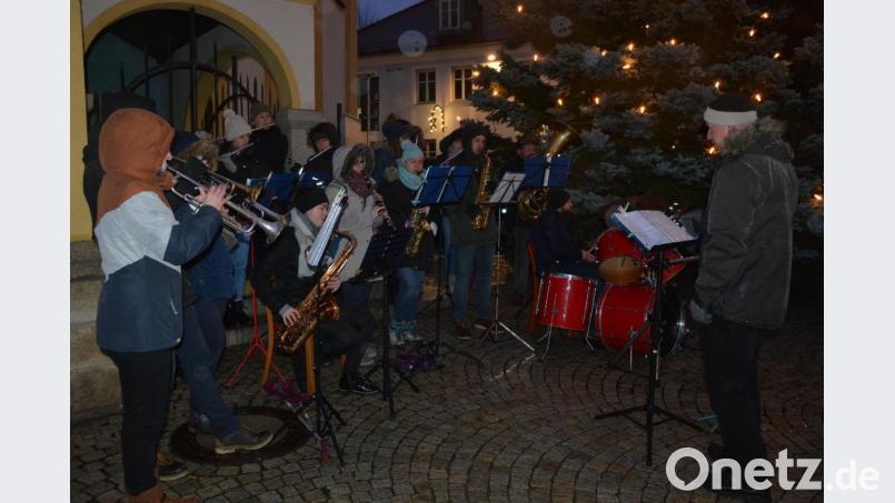Die Mitterteicher Stadtkapelle unter der Leitung von Oliver Lipfert stimmte instrumental auf das Weihnachtsfest ein. Bild: jr