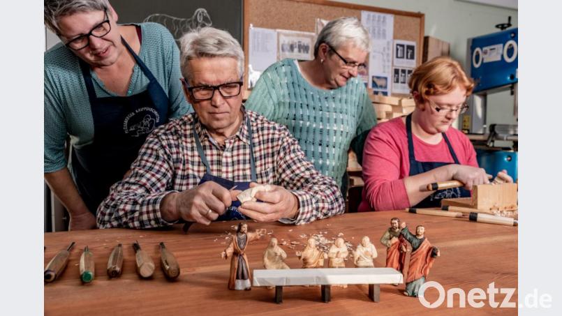 Die Krippenschnitzer lassen sich gerne bei ihrer Arbeit über die Schulter blicken. Hier in Plößberg. Bild: Klaus Schicker/exb