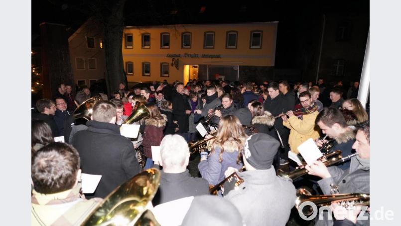 Die Bläser der Trachtenkapelle Waldthurn spielen am Kirchplatz nach der Christmette weihnachtliche Weisen Bild: fvo