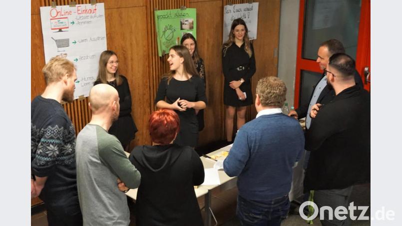 Hanna Gimmel, Luisa Ernst, Laura Fabry und Leonie Fiedler aus der Klasse 9b präsentieren Schulleiter Oliver Brandt und dem Bewertungsteam ihr Projekt „Nachhaltiges Wirtschaften in unserem Umfeld“. Bild: exb