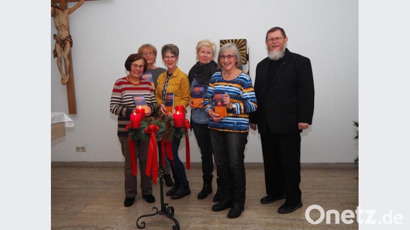 Die ehrenamtlichen Mitarbeiterinnen der katholischen Klinikseelsorge mit Pfarrer Robert Ploß. Bild: fpoz