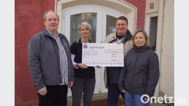Peggy Kulik, Vorsitzende des Fördervereins, und Einrichtungsleiter Christian Hien (links) nehmen von Meike und Rainer Kuplent (von rechts) den symbolischen Spendenscheck entgegen. Bild: mmj