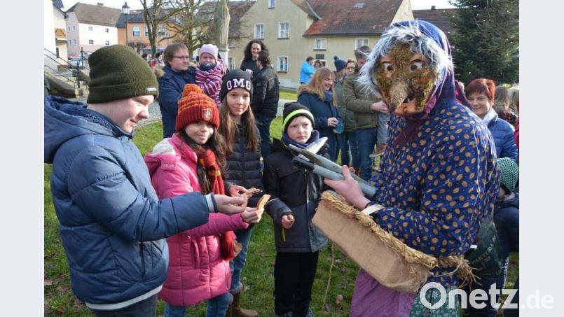 Acht bunt gekleidete Spechten bevölkerten am Mittag des Heiligabends den Therese-Neumann-Platz. Die Kinder hatten Brotreste mitgebracht, dafür gab es im Gegenzug Süßes. Schon seit Jahrzehnten wird diese Tradition in Konnersreuth gepflegt. Bild: jr