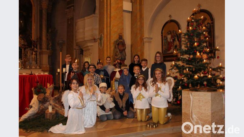 In der katholischen Stadtpfarrkirche spielen die Mädchen und Buben ein modernes Krippenspiel nach, das sich genauso heute ereignen könnte. Bild: dob