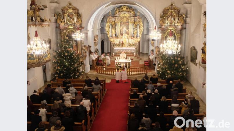 Zu mitternächtlichen Stunde in der festlich geschmückten Miesbergkirche: Rektor Pater Lukas Temme als Zelebrant des feierlichen Gottesdienstes. Bild: mab