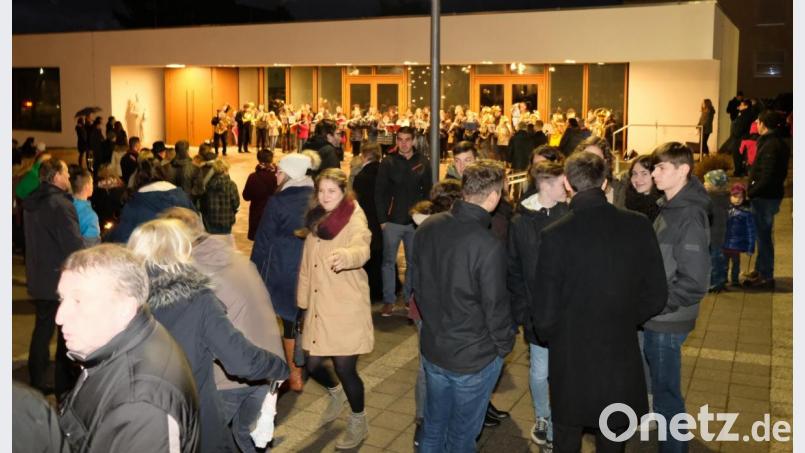 Sich treffen, den Klängen der Musikkapelle nach dem Kindermette vor dem Pfarrheim lauschen und gegenseitig weihnachtliche Wünsche auszutauschen, das hat die Mettenbesucher begeistert. Bild: mab