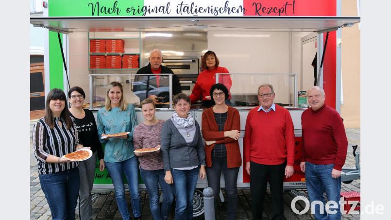 Bürgermeister Peter Lehr (rechts) und Kollege Klaus Lehl (Zweiter von rechts) bereiten den Mitarbeitern eine köstliche Mahlzeit mit Suppe und Pizza zu. Bild: jma