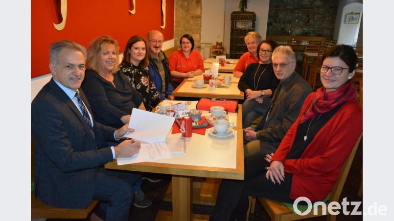 Stadt und Arbeiterwohlfahrt sind sich einig, dass das Mehrgenerationenhaus und der Betrieb weiter fortgeführt werden. Bei der Unterzeichnung des Kooperationsvertrags waren (von links) Bürgermeister Roland Grillmeier, AWO-Geschäftsführerin Angelika Würner, Christiane Bleistein, stellvertretender AWO-Kreisvorsitzender Helmut Wildenauer und Sonja Haberkorn (MGH-Team) sowie (von rechts) Kämmerin Ursula Ockl, AWO-Kreisvorsitzender Edwin Ulrich, Gudrun Brill und Renate Krieglsteiner (beide MGH-Team) dabei. Bild: jr