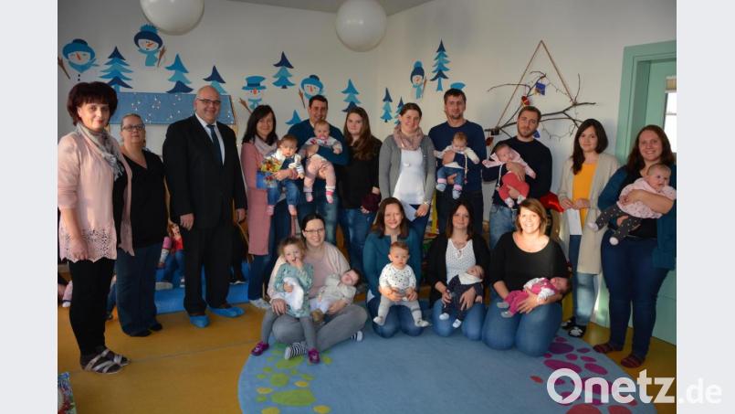Mit einem Neugeborenenempfang gratulierten Bürgermeister Klaus Meyer (3. von links) und Kinderhausleiterin Manuela Gatter (links) den Eltern der zehn neugeborenen Neualbenreuthern. Der Bürgermeister hatte einen finanziellen Elterngruß aus dem Rathaus mitgebracht. Mit im Bild die Eltern der Neugeborenen. Bild: jr