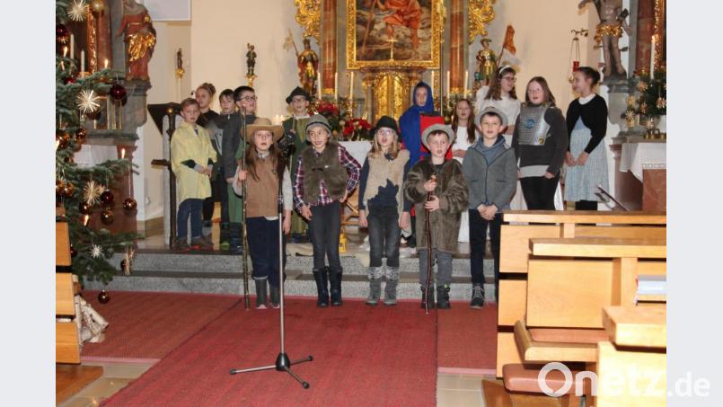Mit einem Krippenspiel stimmen die Mädchen und Jungen der Grundschule auf Weihnachten ein. Bild: pi