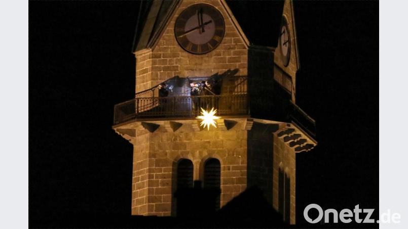 Vom Turm der katholischen Pfarrkirche erklang vor und nach der Christmette Musik der Erbendorfer Turmbläser. Bild: njn