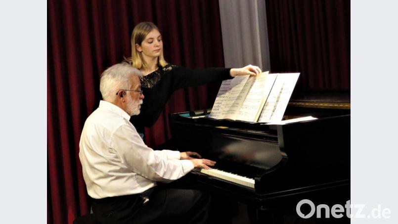 Luisa Zeitler, hier beim Umblättern der Klaviernoten für Jakob Schröder, sang sich wenig später mit ihrer wunderschönen Stimme in die Herzen der Zuhörer. Bild: ubb