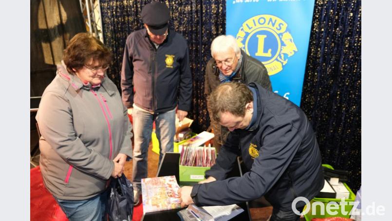 &quot;Na, was habe ich denn gewonnen?&quot; Auf der Lions-Bühne am Christkindlmarkt lagen 190 Preise im Gesamtwert von rund 10.000 Euro zur Abholung bereit. Insgesamt waren 3500 Adventskalender in den Verkauf gelangt. Die Vorstandsmitglieder hatten bei der Ausgabe alle Hände voll zu tun. Bild: usc
