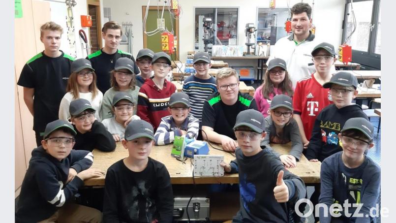 Die Kinder der vierten Klassen haben Freude am Schrauben und Löten. Ausbilder Matthias Beer (hinten rechts) mit den Auszubildenden der Firma Sennebogen zeigten, wie Technik Spaß macht. Bild: mab