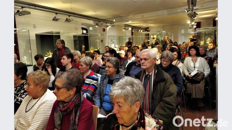 Im Hörsaal war kein Platz mehr frei, dicht an dicht lauschten die zahlreichen Gäste den drei Interpreten. Bild: ubb