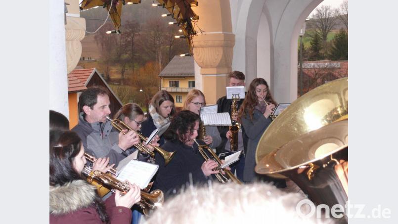Die Blaskapelle Auerbachtal lud mir weihnachtlichen Liedern vom Portal der Unterauerbacher Pfarrkirche musikalisch zur Christmette ein. Bild: ga