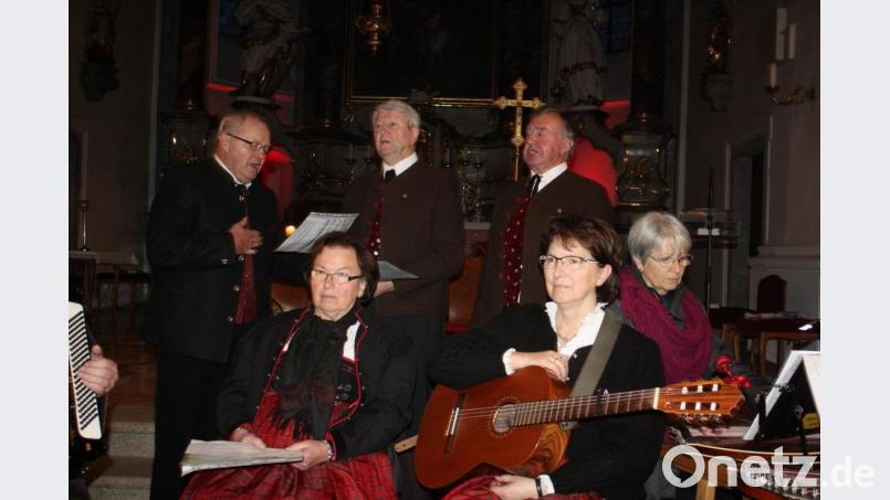 &quot;Tu auf dich, o Erde!&quot; Die Niedermuracher Sänger vor dem Altar der Stadtpfarrkirche. Im Vordergrund die Geschwister Winterer. Bild: lg