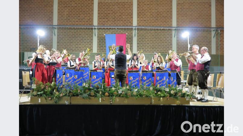 Kapellenleiter René Bauer verstand es meisterhaft, die Musikanten der Kemnather Stadtkapelle immer wieder neu zu motivieren und zu Höchstleistungen anzuspornen. Bild: jzk
