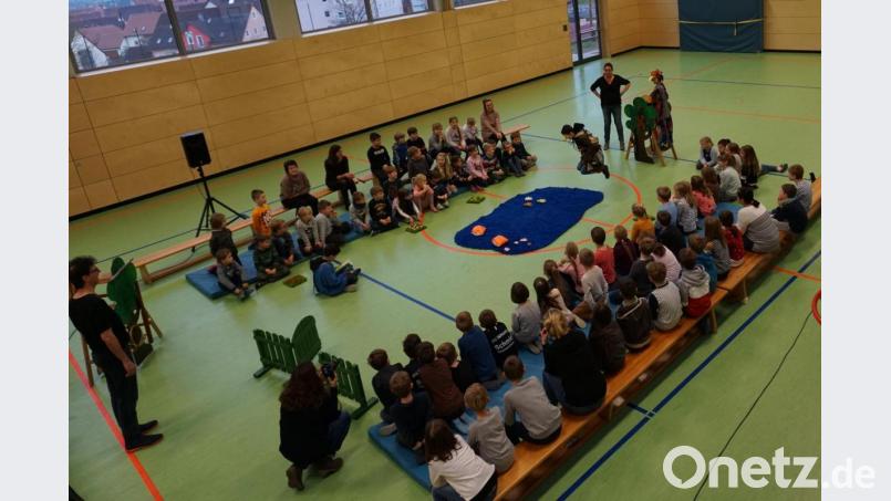 Mit Schwung hüpft die Ente zum Klang der Oboe hinein in den kühlen Teich: Zwei Mitglieder der Wiener Kinderoper Papageno führen die Ebermannsdorfer Viertklässler geschickt durch das musikalische Märchen. Bild: wec