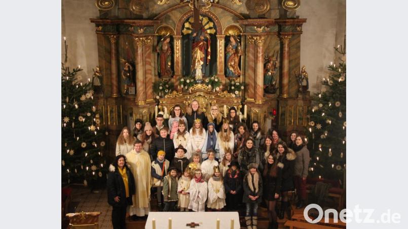 Viele Jungen und Mädchen machen beim Krippenspiel mit, das sie in der Thurndorfer Christmette aufführen. Bild: exb
