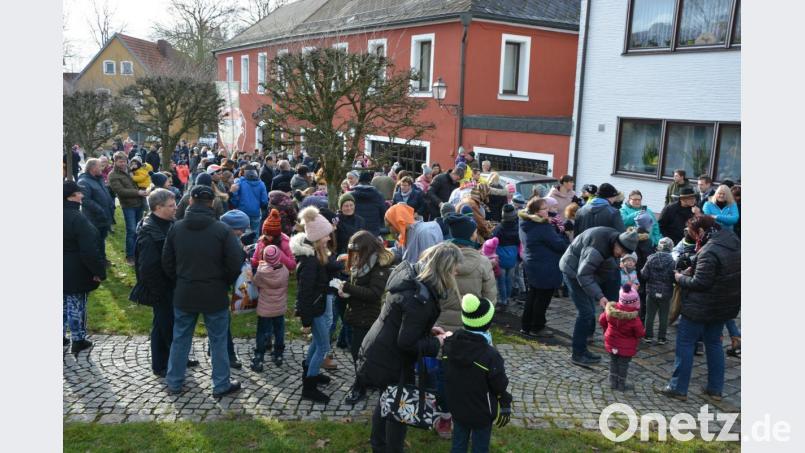 Bei fast frühlingshaften Temperaturen war am Konnersreuther Therese-Neumann-Platz mächtig was los, als zu Mittag des Heiligabend acht Spechten auf den Platz einzogen. Die vielen Besucher verfolgten das Schauspiel, während die Kinder doch die eine oder andere Träne verdrückten. Bild: jr