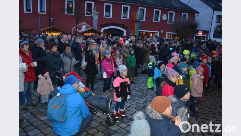 Eine große Menschenmenge war auf den Therese-Neumann-Platz gekommen, wo das traditionelle Singen und Musizieren unterem Christbaum stattfand. Bild: jr